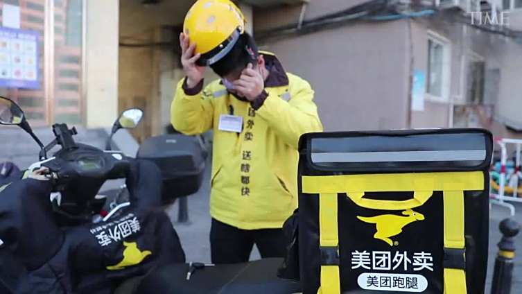 【外卖小哥登上时代杂志封面!】美国《时代》杂志日前出版一期疫情专刊,中国外卖小哥高治晓登上